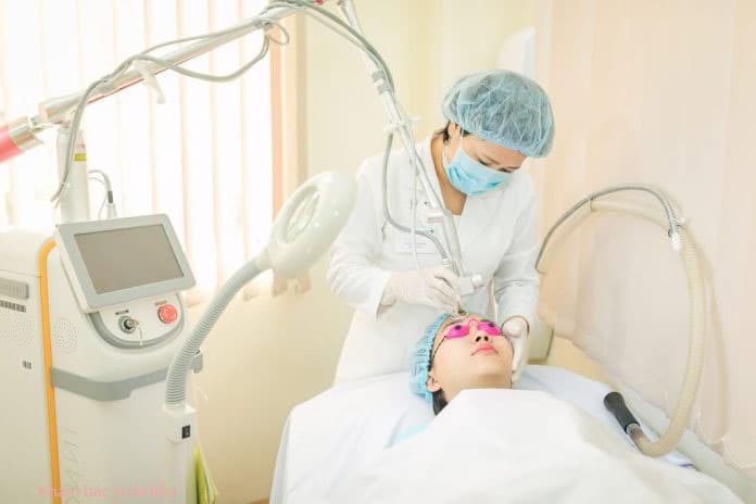 Hãy đi khám bác sĩ hoặc chuyên gia da liễu nếu tình trạng mụn do nội tiết tố không cải thiện