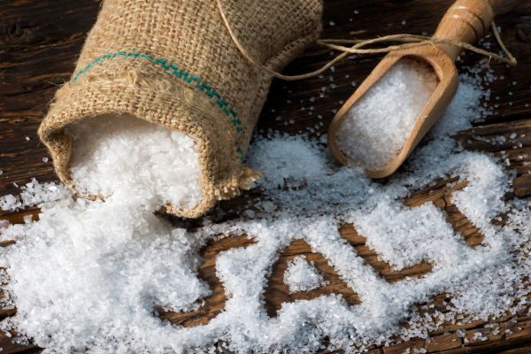 Cách vệ sinh đồ chơi cho bé bằng muối