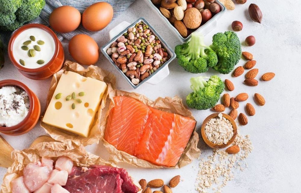 Protein là một nguồn dinh dưỡng thiết yếu có trong sữa giúp xây dựng và bảo vệ các cơ và tế bào trong cơ thể