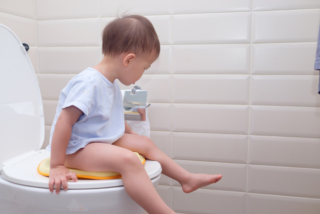 bé tự đi vệ sinh