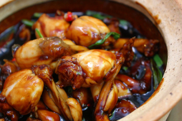 trẻ ăn thịt cóc