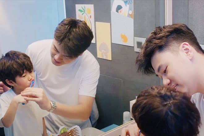 Bố mẹ hãy tạo hứng thú cho bé khi đánh răng