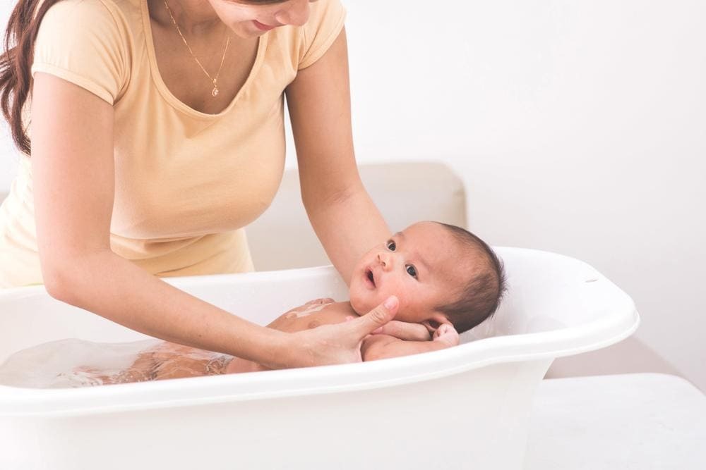 Lựa chọn thời điểm tắm cho trẻ sơ sinh thích hợp