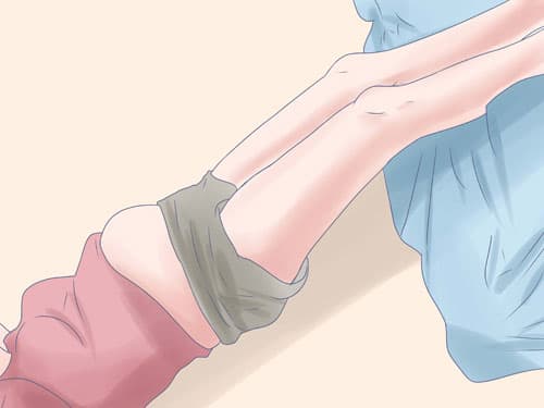 Giơ chân lên cao có thể giúp mẹ tự xoay ngôi thai dễ dàng