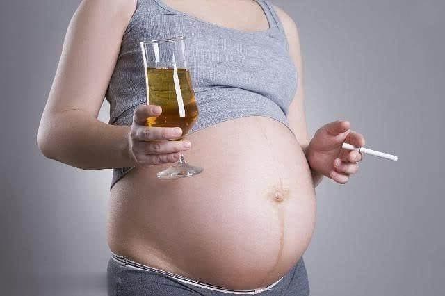 Từ bỏ thói quen hút thuốc để tránh thói quen xấu di truyền từ mẹ sang thai nhi