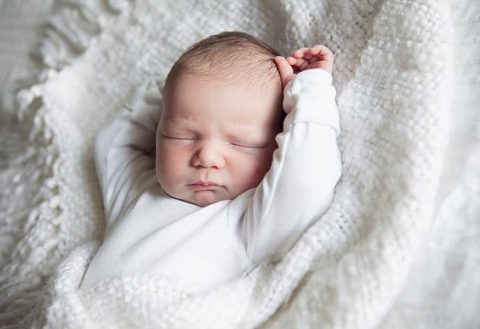 Cha mẹ hạ sốt cho con bằng cách đắp chăn, mặc ấm cho trẻ khi sốt cao