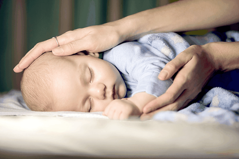 phòng tránh chứng bẹp đầu ở trẻ
