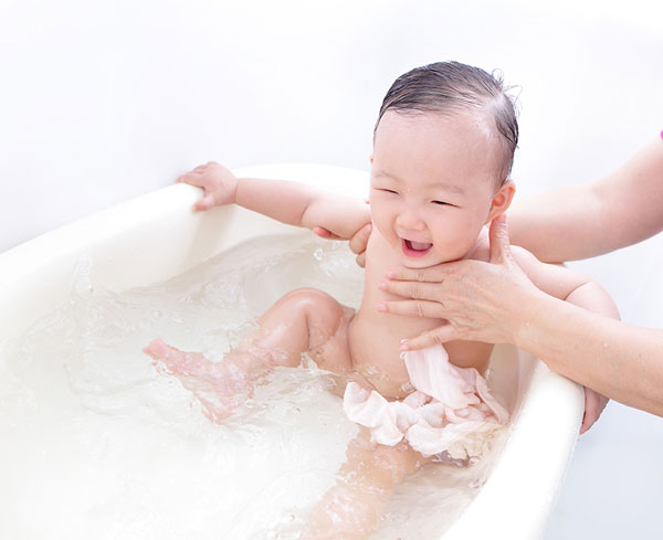 Mẹ nên tránh tắm cho bé ngay sau khi ăn Mẹ nên tránh tắm cho bé ngay sau khi ăn