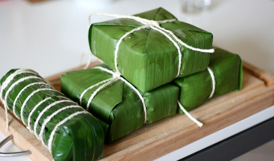 Chuẩn bị bánh chưng xanh để cúng tổ tiên và ăn trong tết.