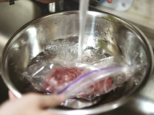 Nếu không có lò vi sóng hãy dùng nước lạnh pha thêm muối để rã đông cho nhanh.