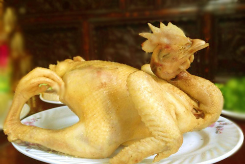 Khi gà vừa chín tới, bạn vớt ra khỏi nước sôi và ngâm ngay vào thau nước sạch, lạnh.