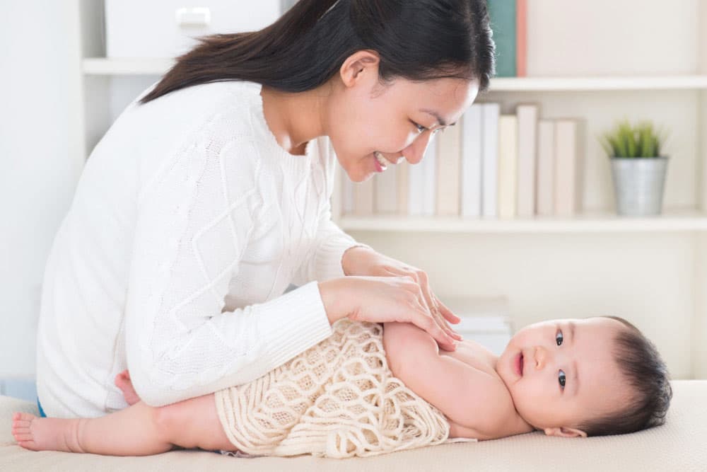 Giờ đi ngủ trẻ được bố mẹ âu yếm, đọc truyện hay massage... thì trẻ ngủ ngon giấc hơn.