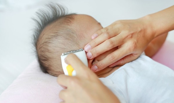 Ba mẹ có thể cắt tóc máu cho bé sơ sinh