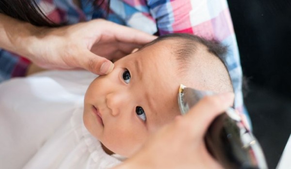 Tùy vào tình trạng của tóc mà ba mẹ có thể lựa chọn thời điểm cắt tóc máu cho con