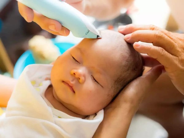 Chọn ngày cắt tóc máu cho bé nên tuân theo một số nguyên tắc phong thủy và may mắn