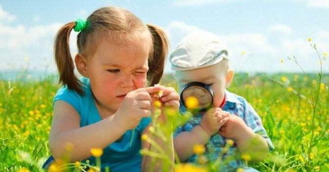 Trẻ rất hay ngửi mọi thứ xung quanh