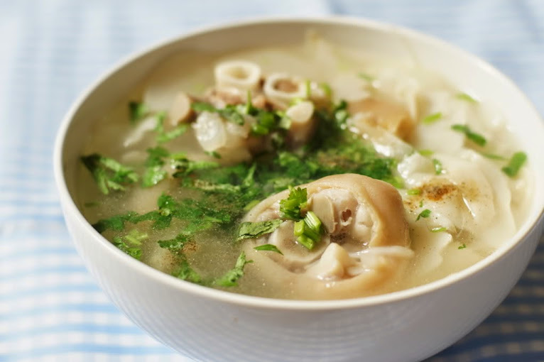 Món cháo móng giò được nhiều mẹ cho rằng là "thần dược" giúp nhiều sữa sau sinh.