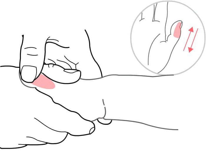 Massage đầu ngón tay cái cho bé.