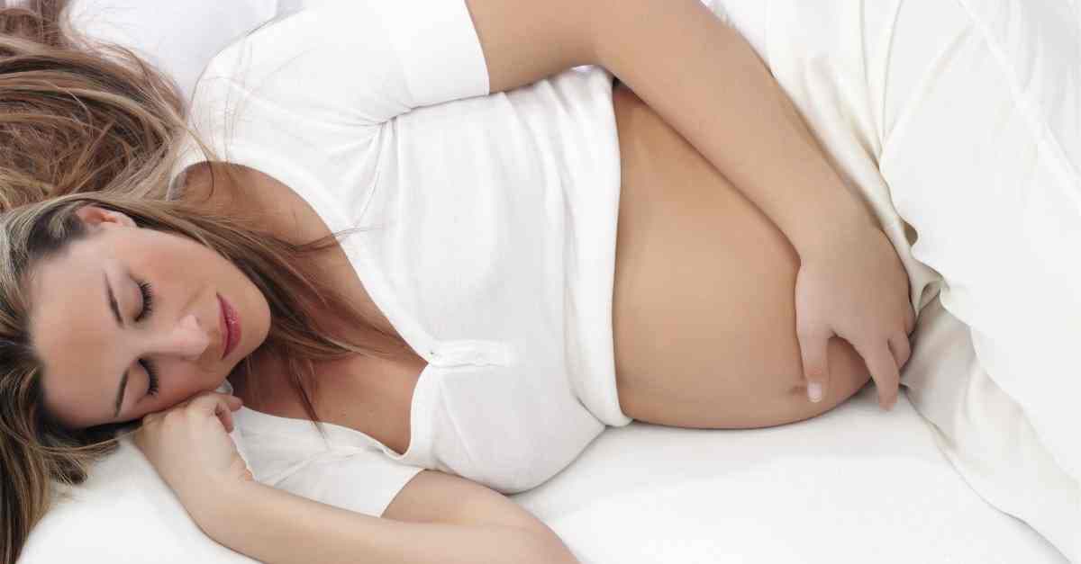 Mẹ nằm nghiêng bên trái bé sẽ đạp nhiều hơn