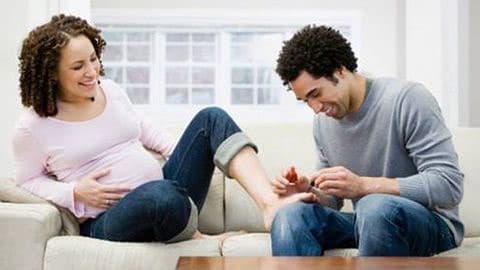 Mẹ bầu nên cắt móng tay, móng chân trước khi đẻ