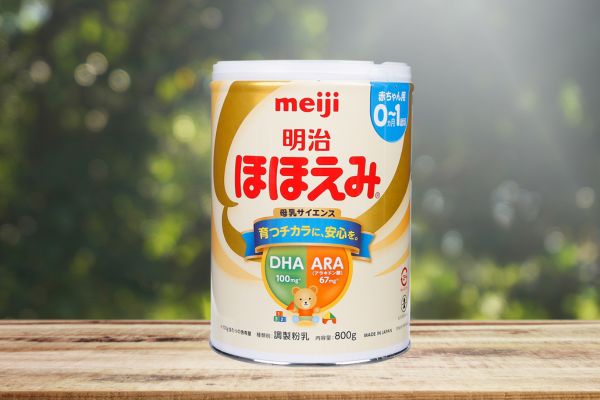 Vẫn để bé uống sữa dù chuẩn bị cho bé ăn dặm