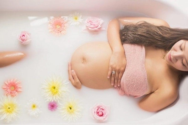 Bà bầu không nên tắm nước nóng