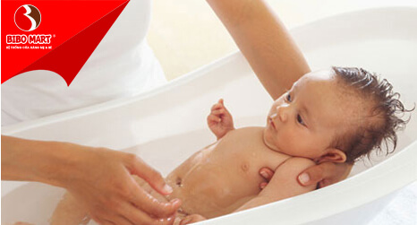 Mẹ cần tắm rửa em bé bằng nước ấm trong hầu hết mọi trường hợp.
