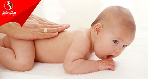 Mẹ nhớ thay tã cho bé thường xuyên khi chăm sóc da cho trẻ sơ sinh