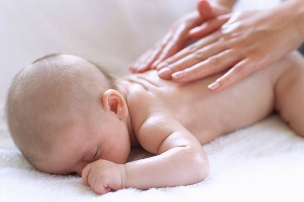 Nhẹ nhàng mở bàn tay trước ngực bé và vuốt nhẹ ra ngoài. Nhẹ nhàng mở bàn tay trước ngực bé và vuốt nhẹ ra ngoài.