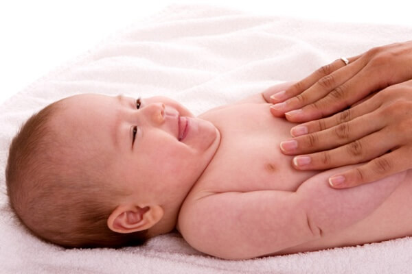 Massage kích thích hệ tiêu hóa và giúp trẻ tăng cân nhanh. Massage kích thích hệ tiêu hóa và giúp trẻ tăng cân nhanh.
