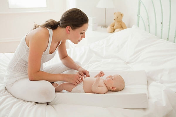 Mẹ nên chọn thời điểm thích hợp để massage cho bé sơ sinh. Mẹ nên chọn thời điểm thích hợp để massage cho bé sơ sinh.