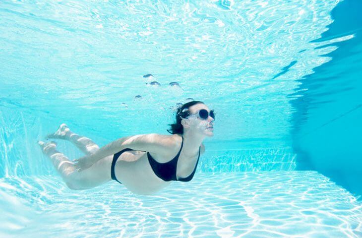 Bơi lội giúp bé dễ xoay chuyển ngôi hơn.