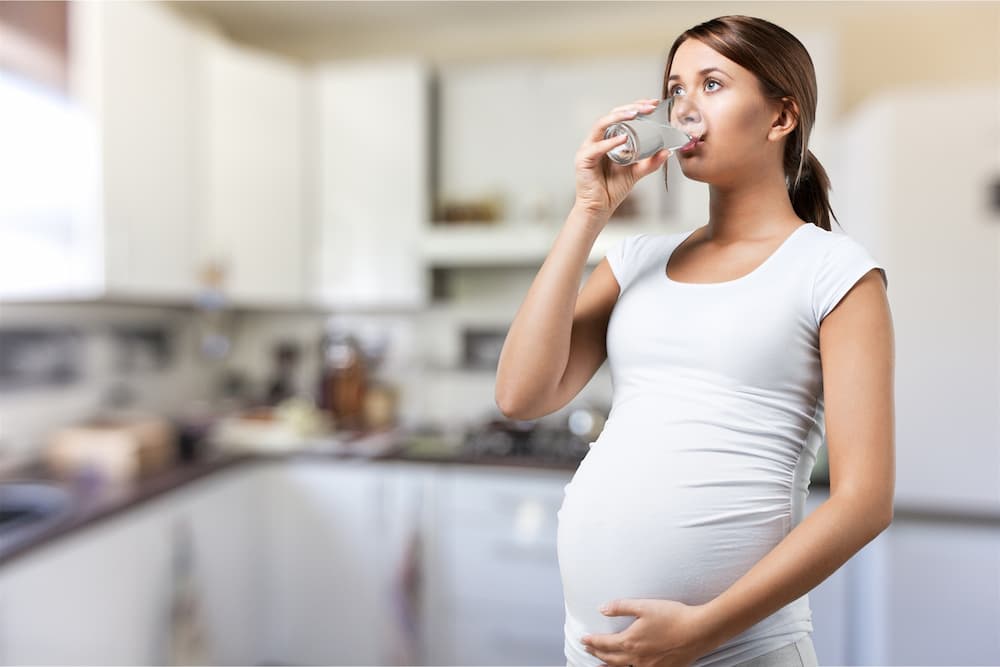 Uống nhiều nước cho bà bầu Uống nhiều nước cho bà bầu