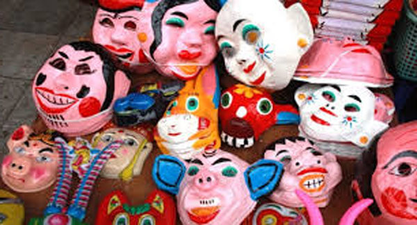 Mặt nạ và đồ chơi làm bằng giấy bồi