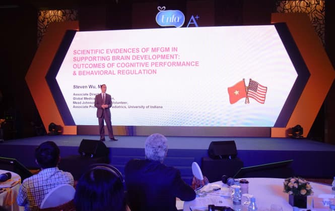 GS.BS Steven S. Wu công bố các Khoa học chứng cứ về MFGM giúp bé phát triển tư duy (IQ) và thông minh cảm xúc (EQ) - Ảnh: P.A