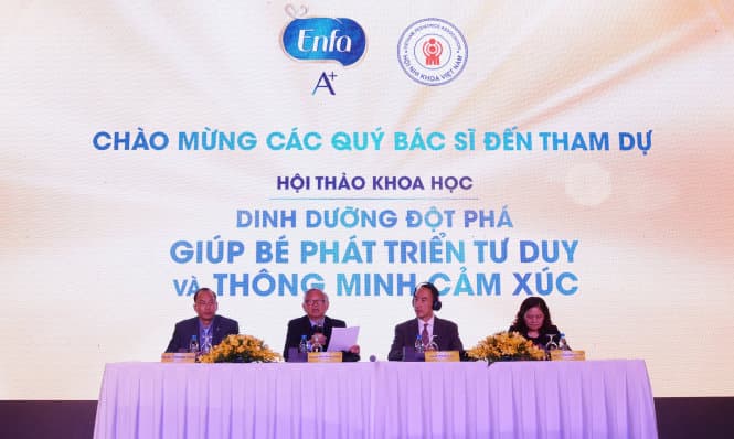 GS.TS.BS Nguyễn Gia Khánh - Chủ Tịch Hội Nhi Khoa - chủ trì hội nghị cùng các báo cáo viên là chuyên gia đầu ngành trong và ngoài nước - Ảnh: P.A