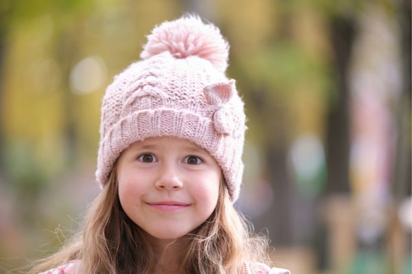 Mũ len cũng là món phụ kiện thể hiện phong cách thời trang của bé gái