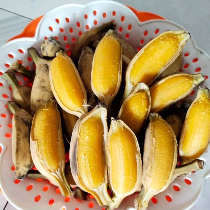 Bạn nhớ đổ ngập nước để luộc chuối nhé