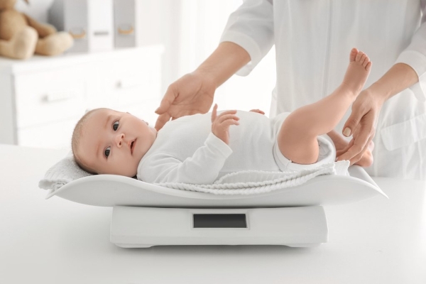 Mẹ có thể chuyển đổi loại sữa nếu muốn bé phát triển chiều cao và cân nặng tốt hơn