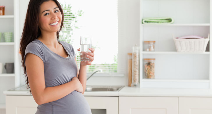 Mẹ bầu uống nước đầy đủ quan trọng với thai nhi như thế nào?