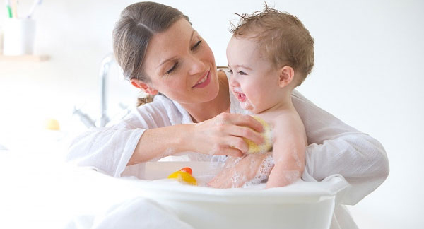 Bé muốn có bạn tắm cùng mẹ