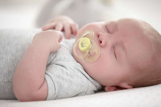 Không nên để bé ngậm ti trong khi bé ngủ