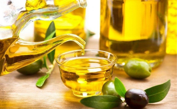 Trị nẻ bằng dầu oliu