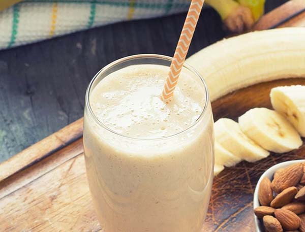 chuối nghiền trộn sữa bột