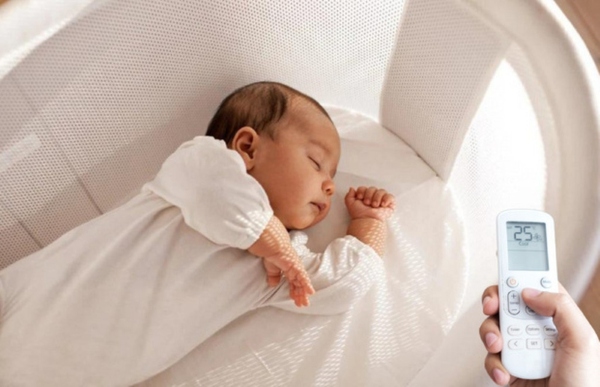 Nhiệt độ lý tưởng cho trẻ sơ sinh nằm điều hòa là từ 26 - 28 độ C