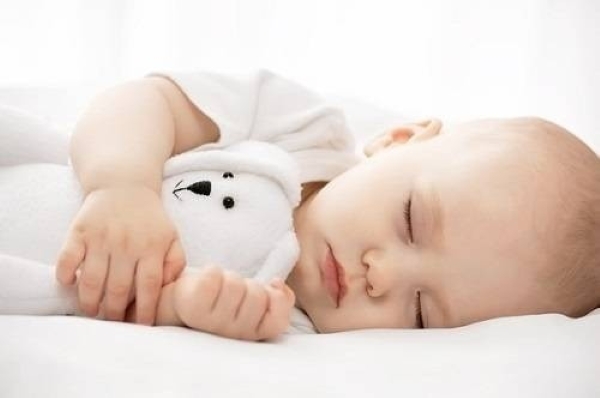 Ba mẹ chú ý tránh để luồng gió lạnh thổi trực tiếp vào người trẻ