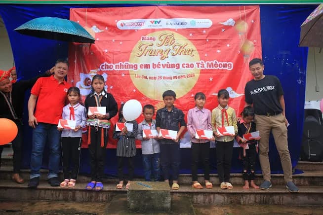 Đoàn thiện nguyện trao tặng học bổng và quà đến các em học sinh.