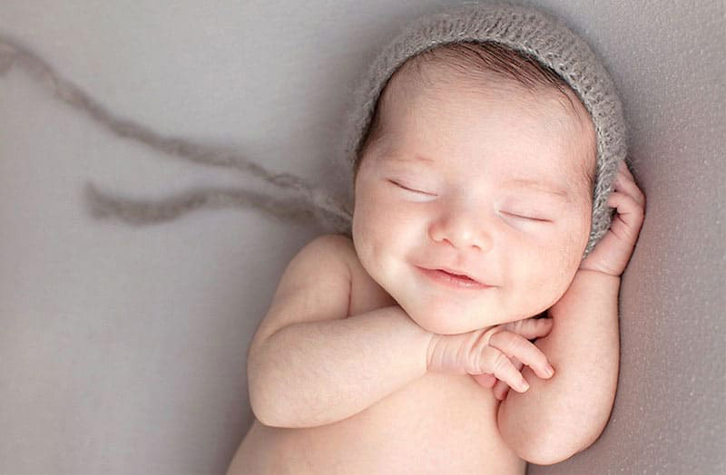 Nựng má trẻ con có má lúm đồng tiền