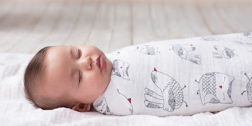 Mẹ có thể quấn khăn cho trẻ từ những ngày đầu tiên con chào đời Mẹ có thể quấn khăn cho trẻ từ những ngày đầu tiên con chào đời