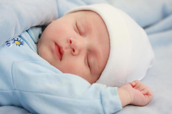 Trẻ sơ sinh trong thời kỳ chu sinh thường ngủ liên tục thậm chí có trẻ ngủ 20 giờ/ ngày